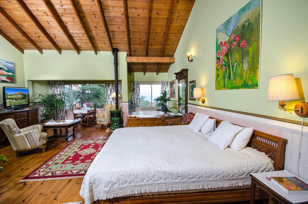 Ha'Seuda Ha'Achrona Suites Amirim Rum bild